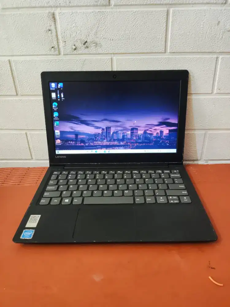 Lenovo IdeaPad S130
Intel Celeron N4000
Ram 2 GB
SSD 128 GB