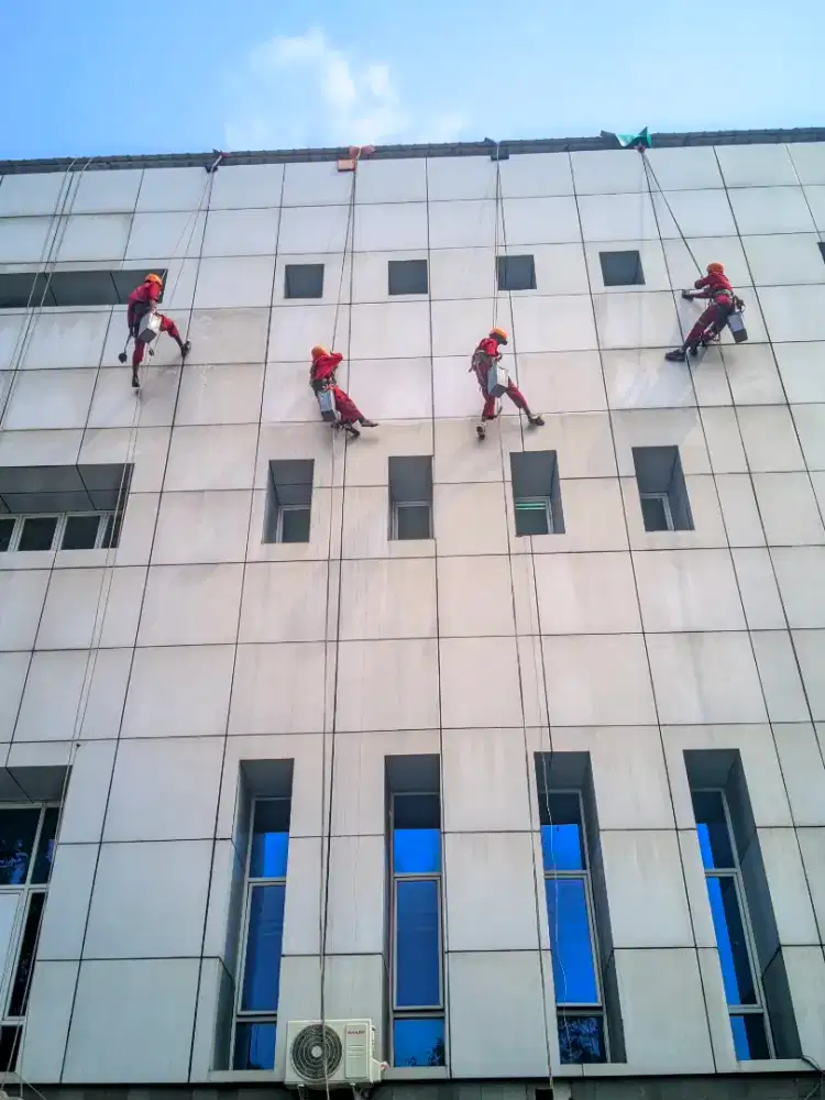 Pembersih fasad gedung kantor Dll