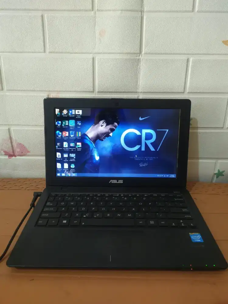 Asus X200ca 
Intel Celeron CPU 1007U
Ram 2/500 GB
Layar 12 inch