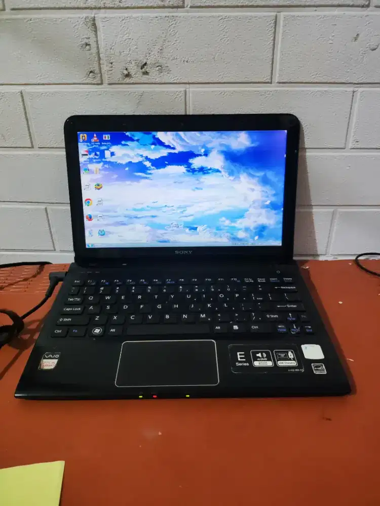 Sony VAIO SVE11115EGB
AMD E2-1800
Ram 6/320 GB
Layar 12 inch