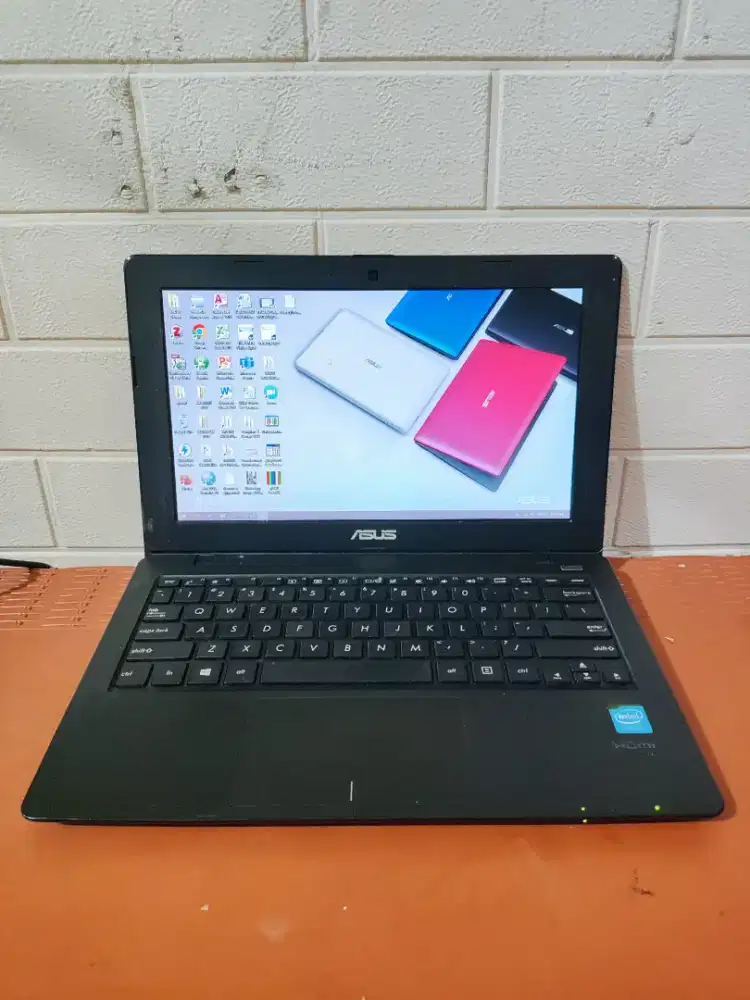 Asus X200MA
Intel Celeron N2840
Ram 2/500 GB
Layar 12 inch