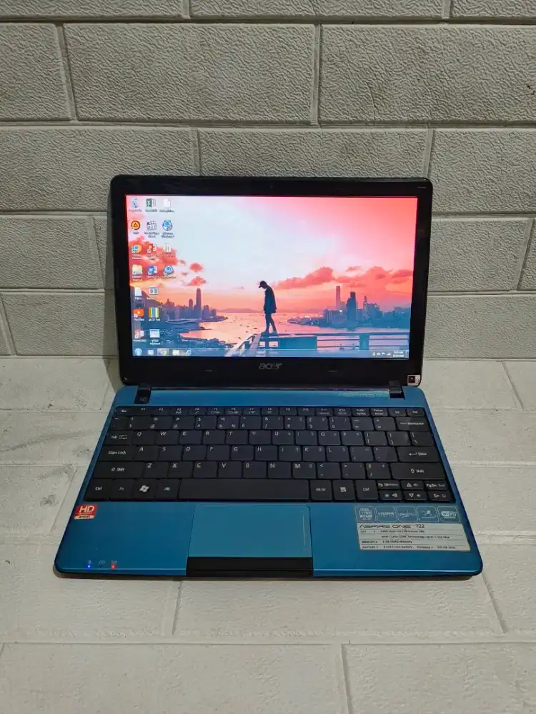 Acer AO722
AMD C-60 APU
Ram 2/320 GB
Layar 12 inch