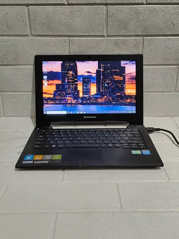 Lenovo S20/20421
Intel Celeron CPU N2830
Ram 2/500 GB
Layar 12 inch