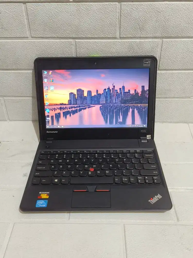 Lenovo Thinkpad X131e
Intel Celeron CPU 877
Ram 4/320 GB
Layar 12 inch