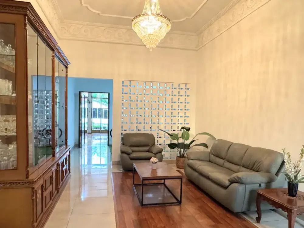 DIJUAL RUMAH FULL FURNISHED LUAS 1500m2 DI BATU AMPAR CONDET KRAMAT JATI