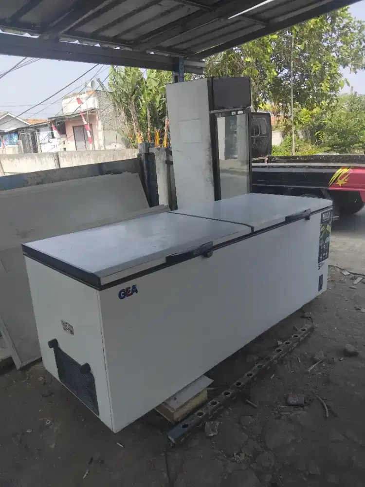 Frezeer box merk gea kapasitas 1200 liter