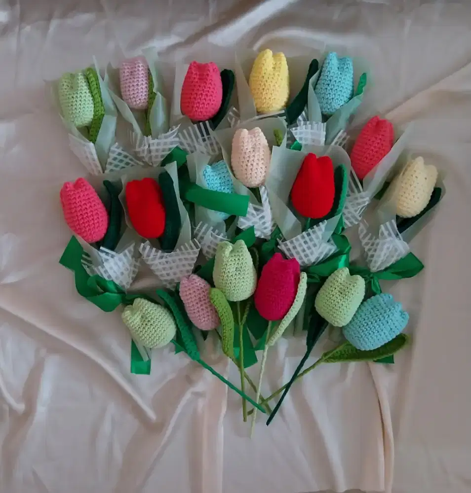Buket Bunga Tulip Rajut Tangan