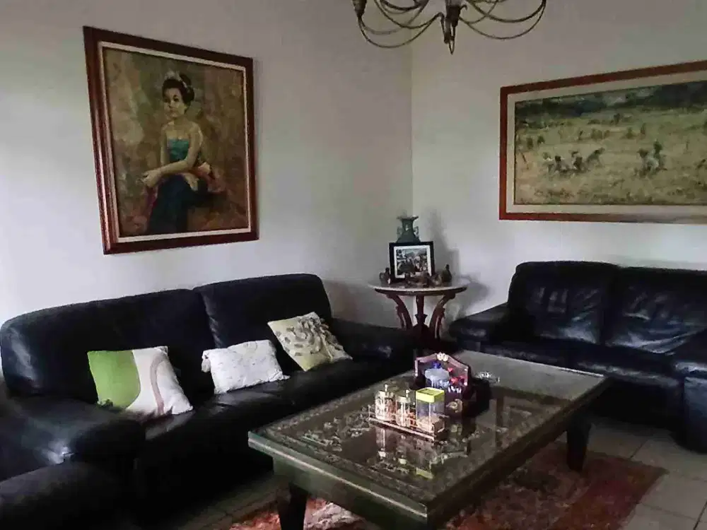 DIJUAL rumah daerah premium yang luas dengan kolam renang di kemang dalam