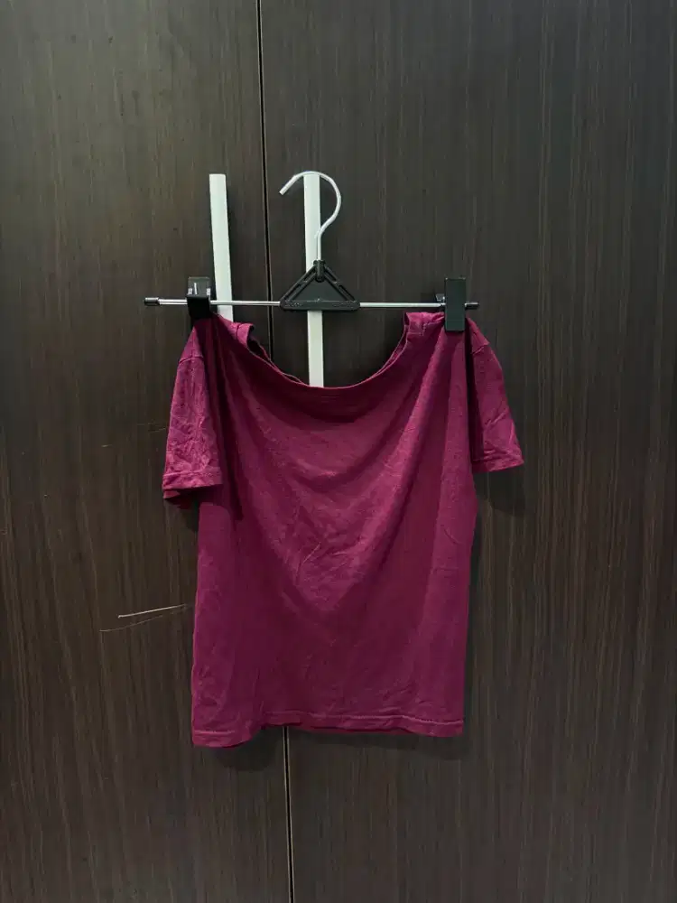 Kaos maroon fit body