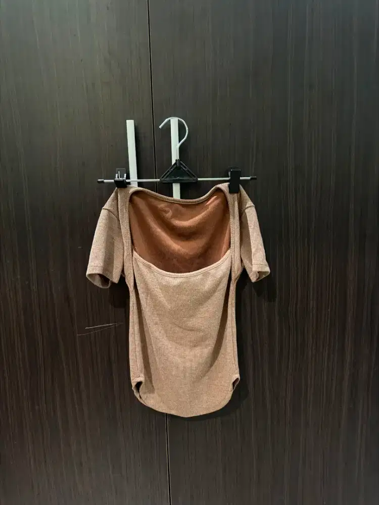 Kaos coklat fit body