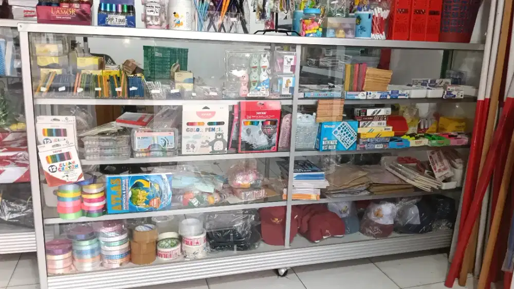 Dijual murah etalase kaca bekas panjang 2 meter