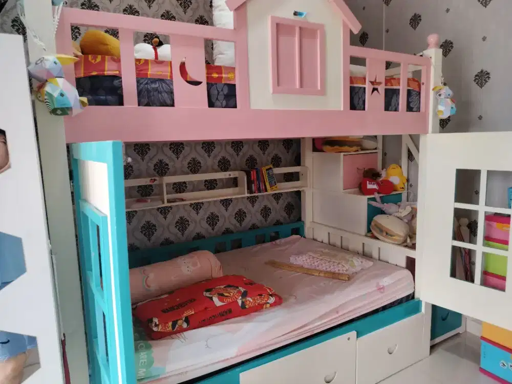 Jual ranjang bertingkat anak. Ada tangga dan plosotannya
