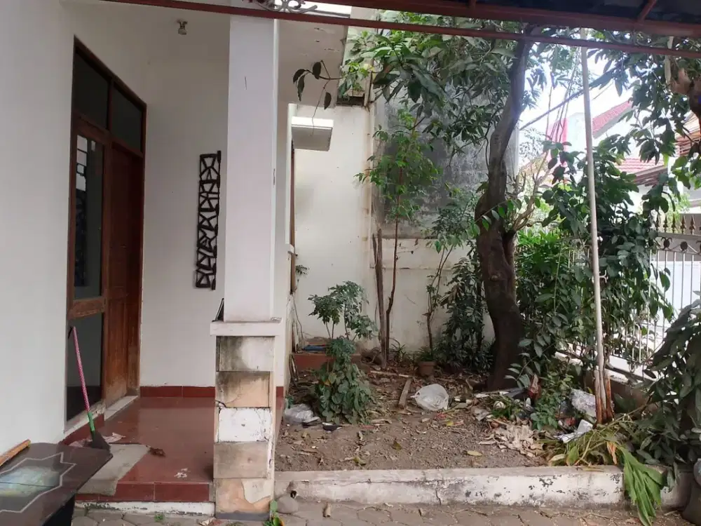 Rumah lama terawat dalam komplek kalijati indah