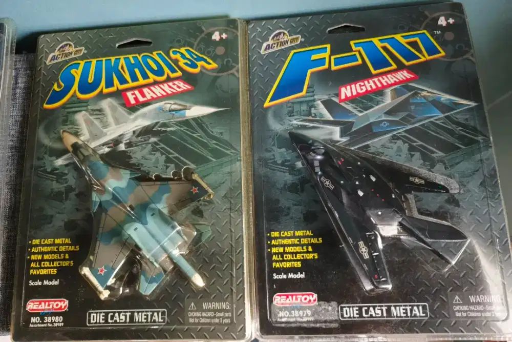 Koleksi diecast pesawat tempur skala 1:100