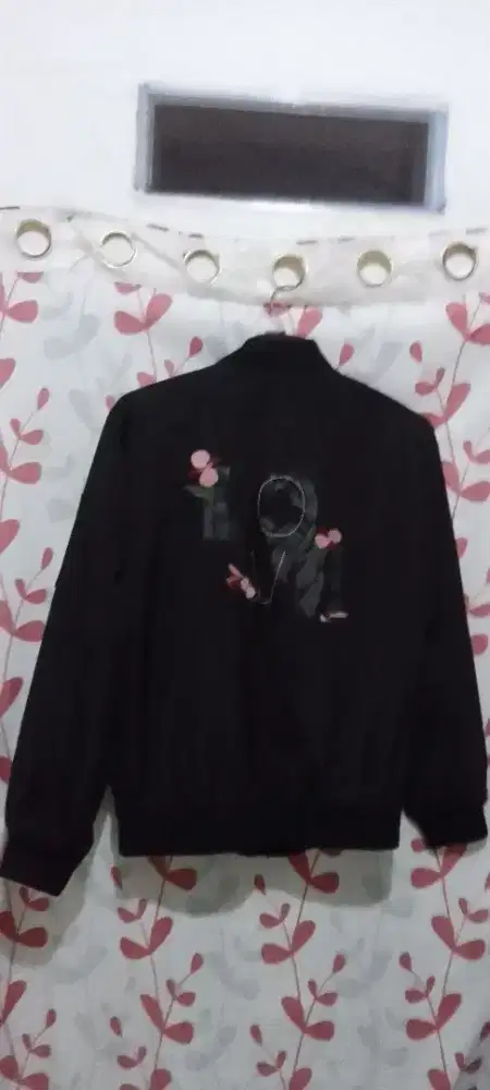 Jaket wanita hitam pekat