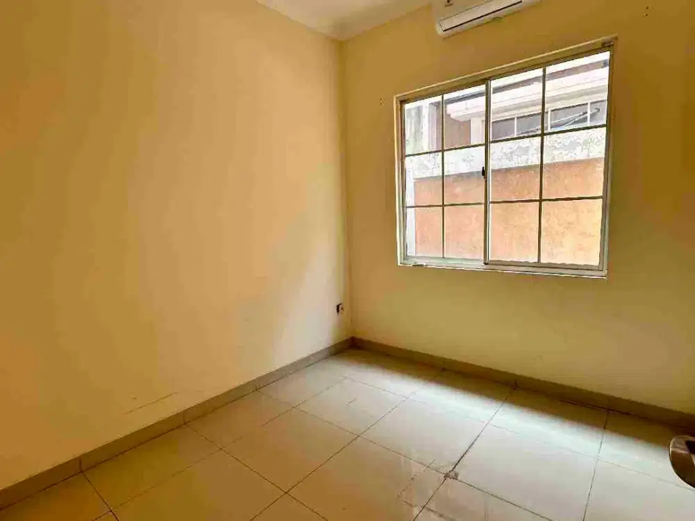 Disewakan Rumah 2 lt 6 x 15 m2 di Green Lake City Cluster Europe ada 3 +1 kt 3 km, semi furniture ada kitchen set+ ac 4 unit, min sewa 2 th. Survei & nego yuk!!