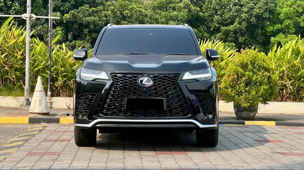 Lexus LX600 VIP 2+2 4 Seat AWD 4x4 AT Hitam Metalik NIK 2023 Like New
