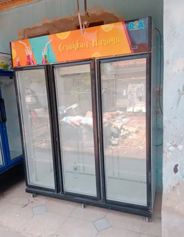 Showcase chiller 3 pintu merk RSA