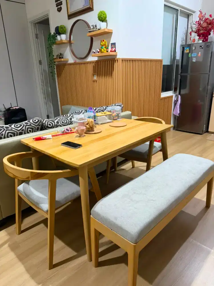 Meja makan dan kursi