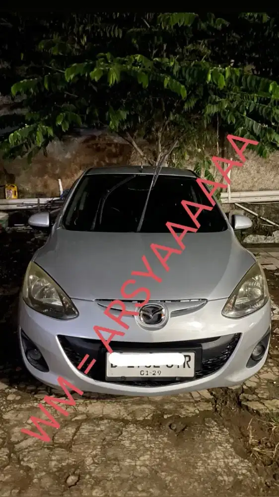 Mazda 2 tipe v Hatchback (2013)