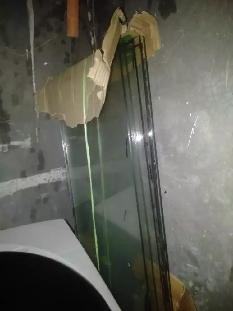Di jual kaca bekas