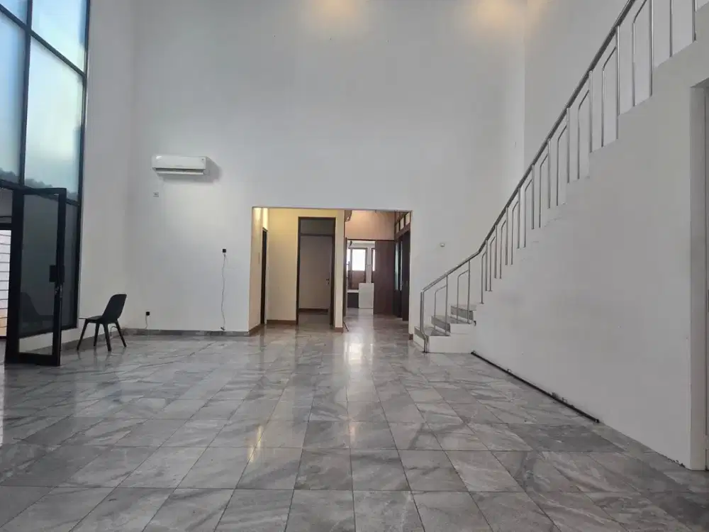 Disewakan Rumah di Pejaten Barat, Jaksel. Parkir Muat 2 Mobil. Bisa untuk Kantor.