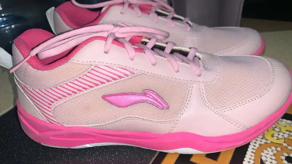 sepatu badminton/sepatu basket