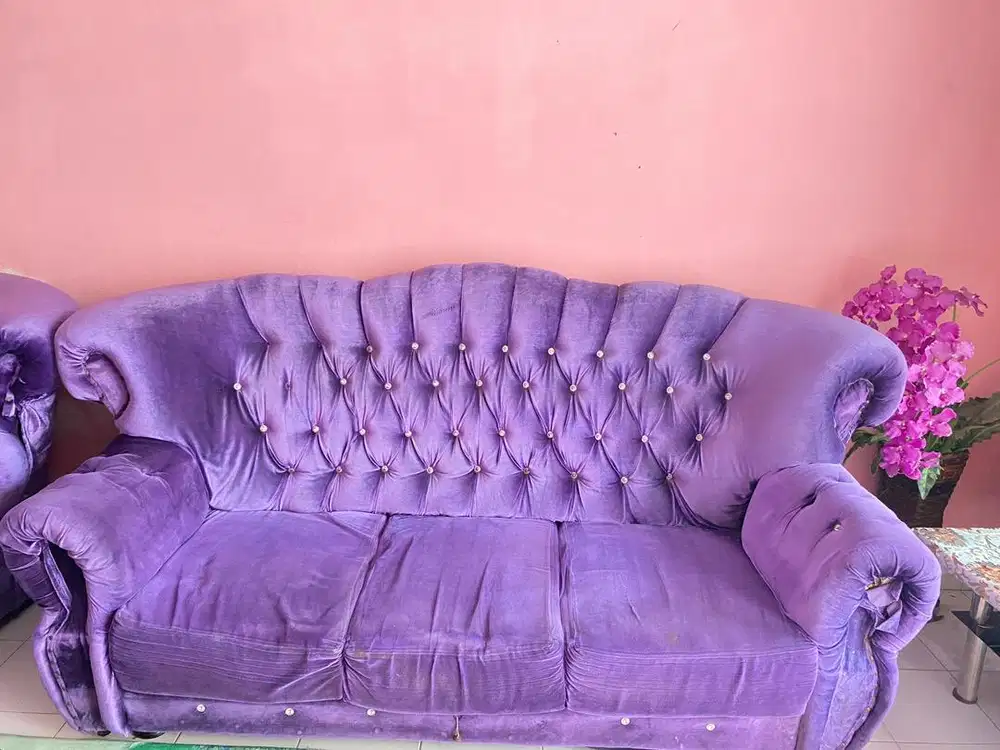 Sofa mewah ungu
