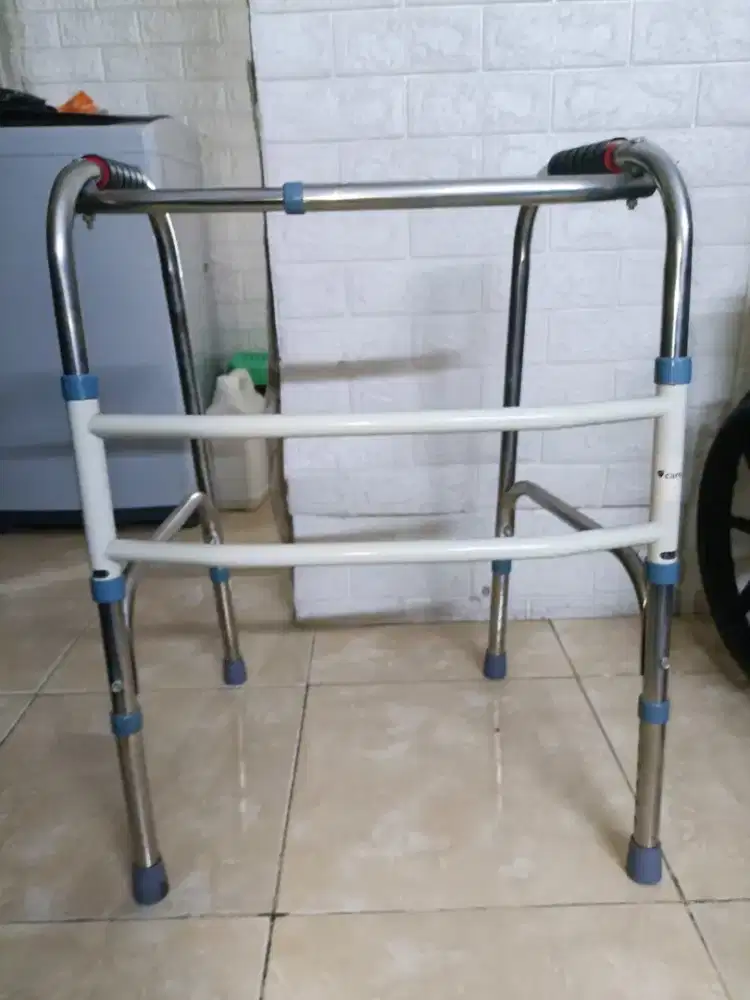 Walker alat bantu Jalan
