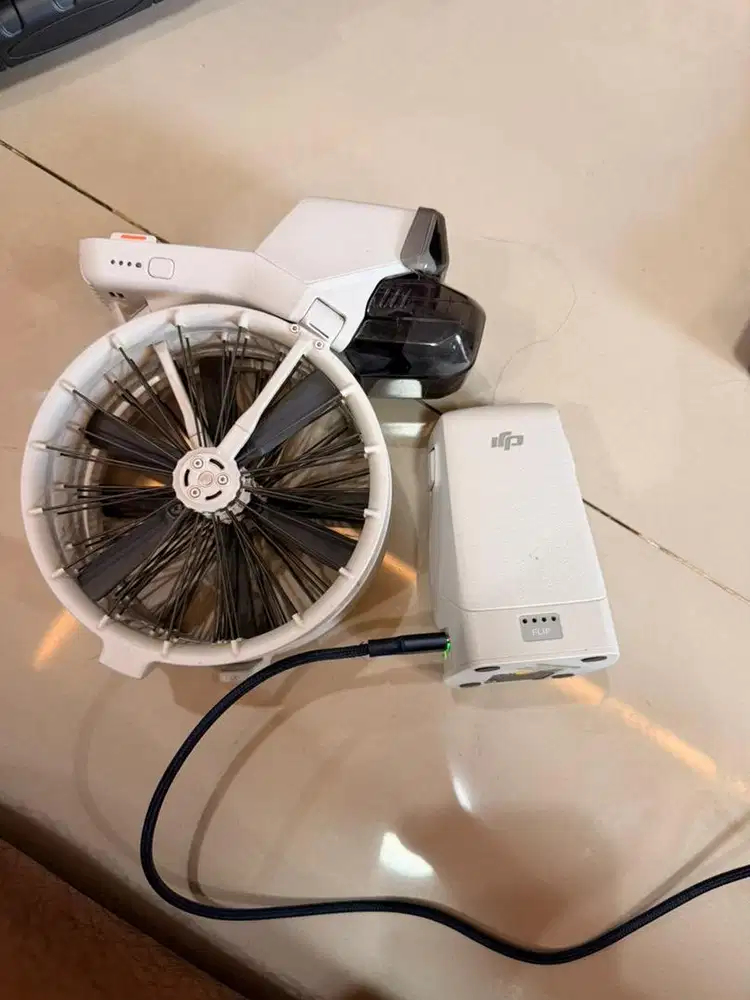 Drone DJI flip + baterai, bonus charging dock