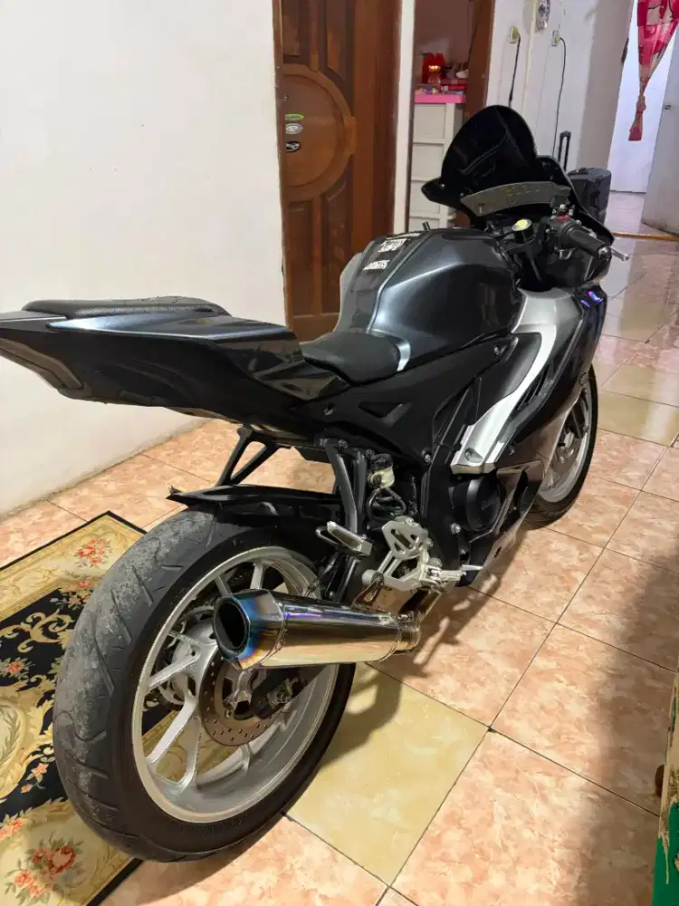 Dijual motor Yamaha R15 surat2 lengkap