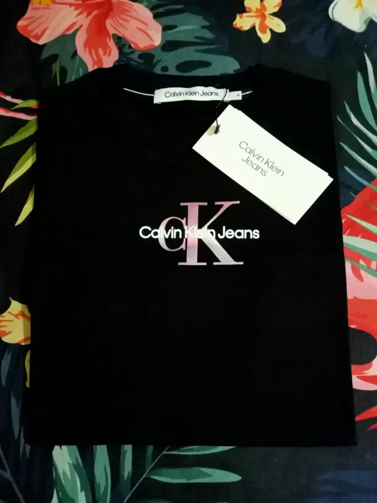 CALVIN KLEIN WOMEN'S TEE ( limited edition )