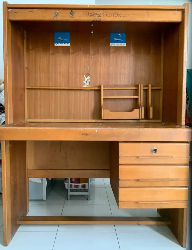 Meja belajar kayu