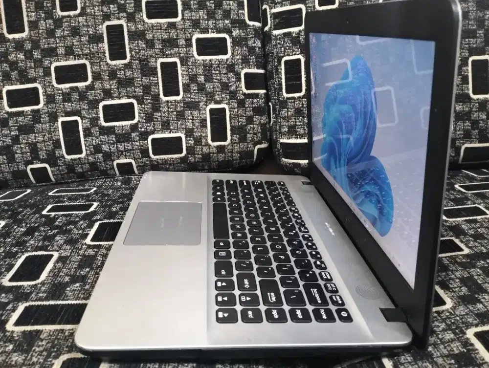 Asus x441uv Gen 7 SSD 256+Nvidia mx110 ini udah enak multimedia ok
