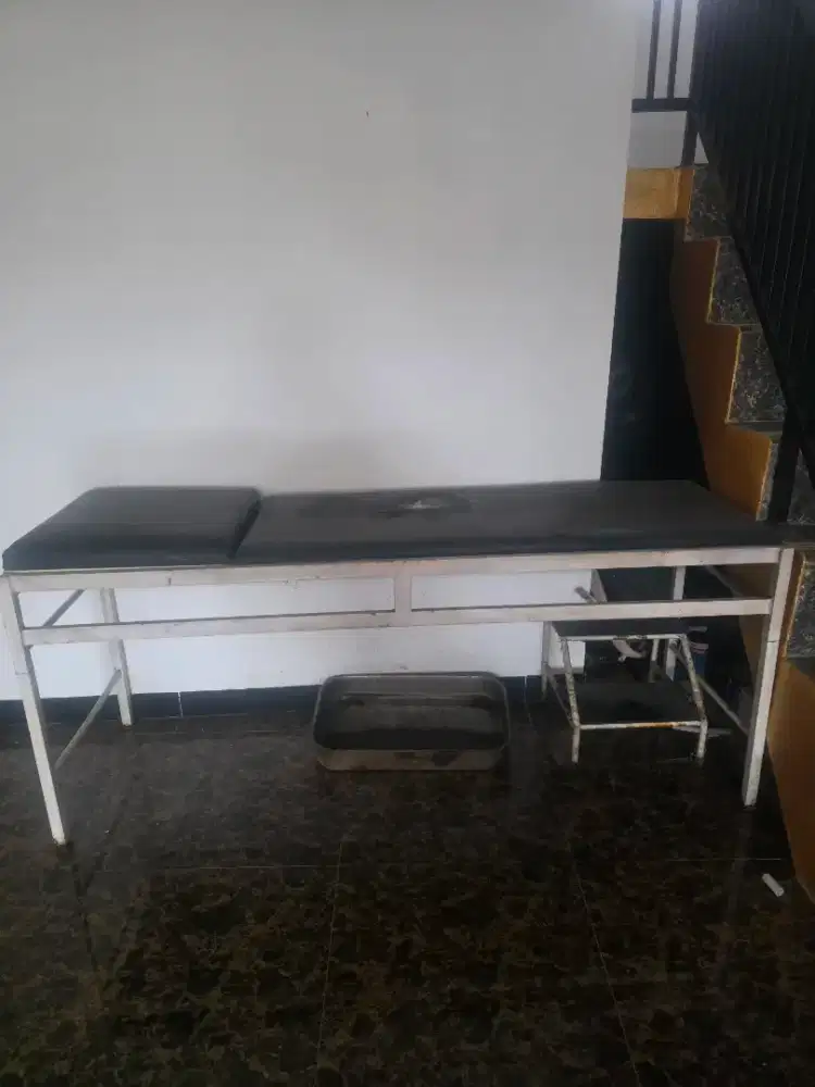 Meja periksa dokter