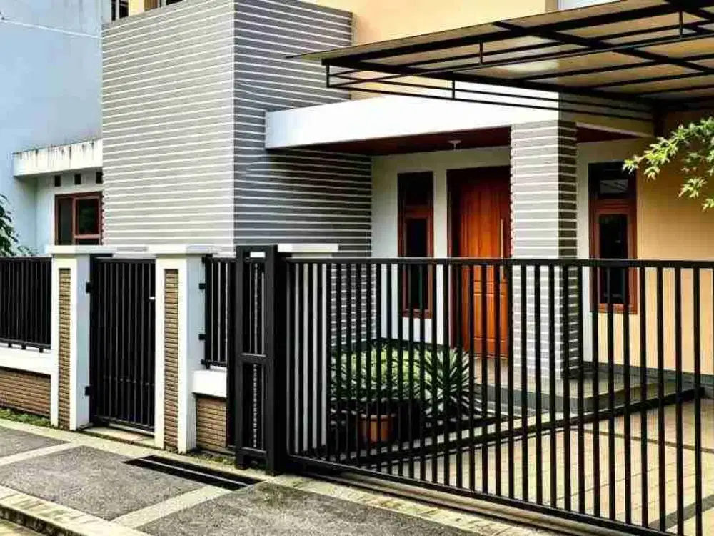 DIJUAL RUMAH DENGAN LUAS TANAH 165 m2 RUMAH SANGAT TERAWAT DAN RAPI TINGGAL NEMPATI LANGSUNG GAK PAKE PR
