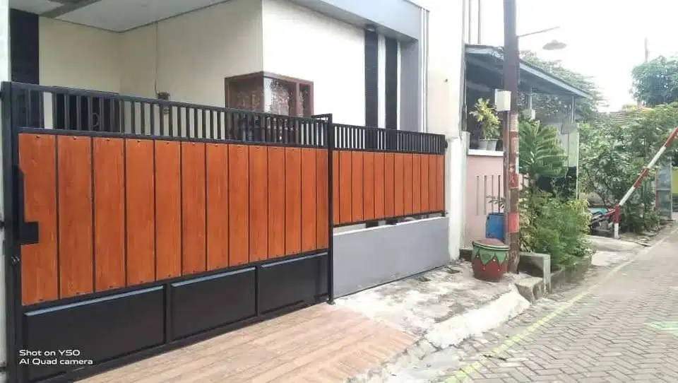 Pintu pagar dorong woodplank kombinasi besi tempa