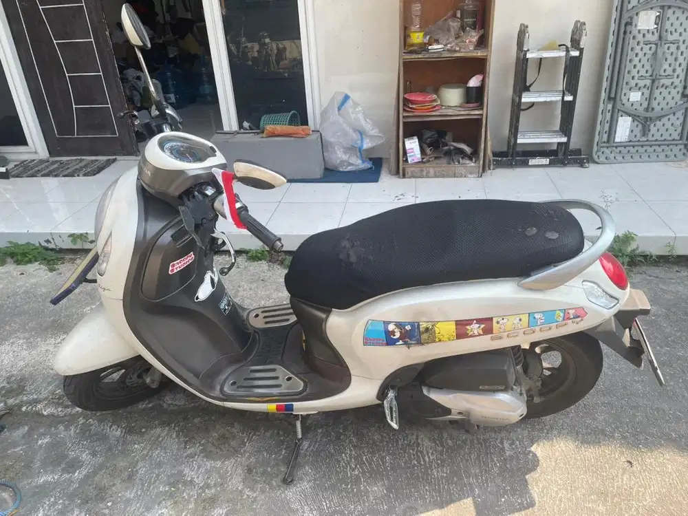 Scoopy prestige putih 2023