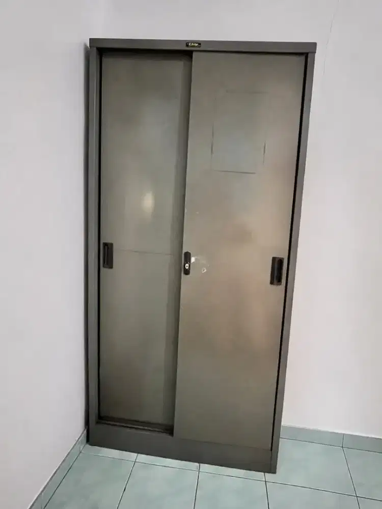 Lemari kabinet besi