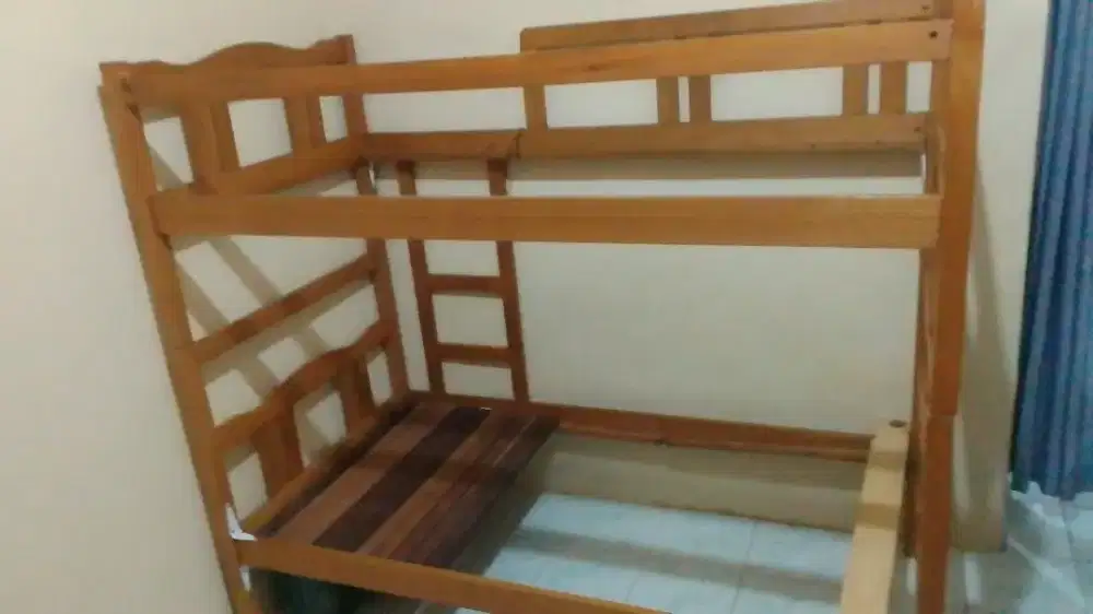 Ranjang tingkat kayu