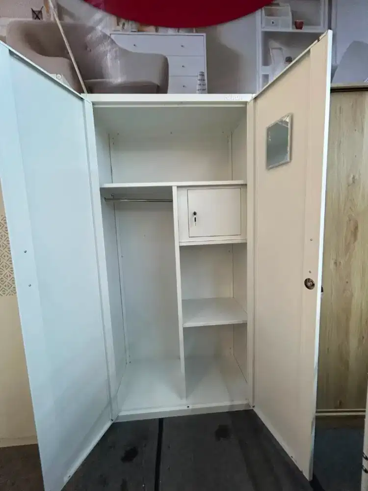 Lemari pakaian metal