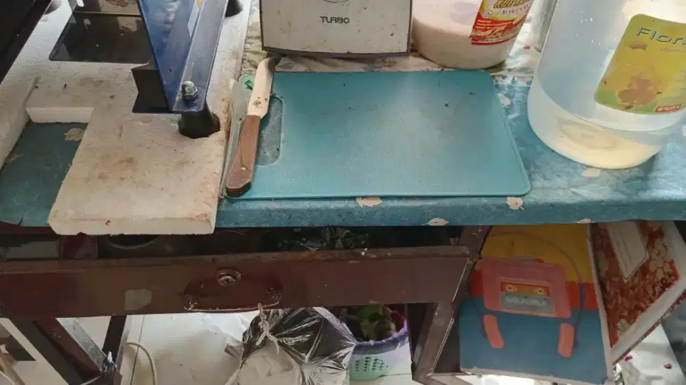Meja besi ada roda