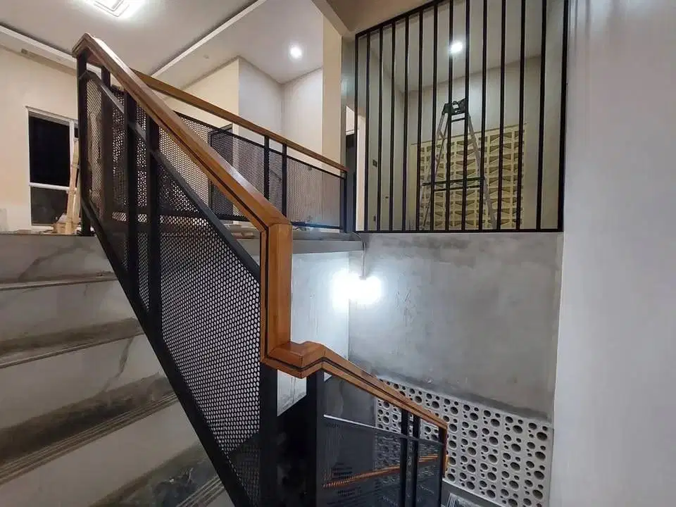 Railling tangga/ balkon rumah model perforated kombinasi pegangan kayu