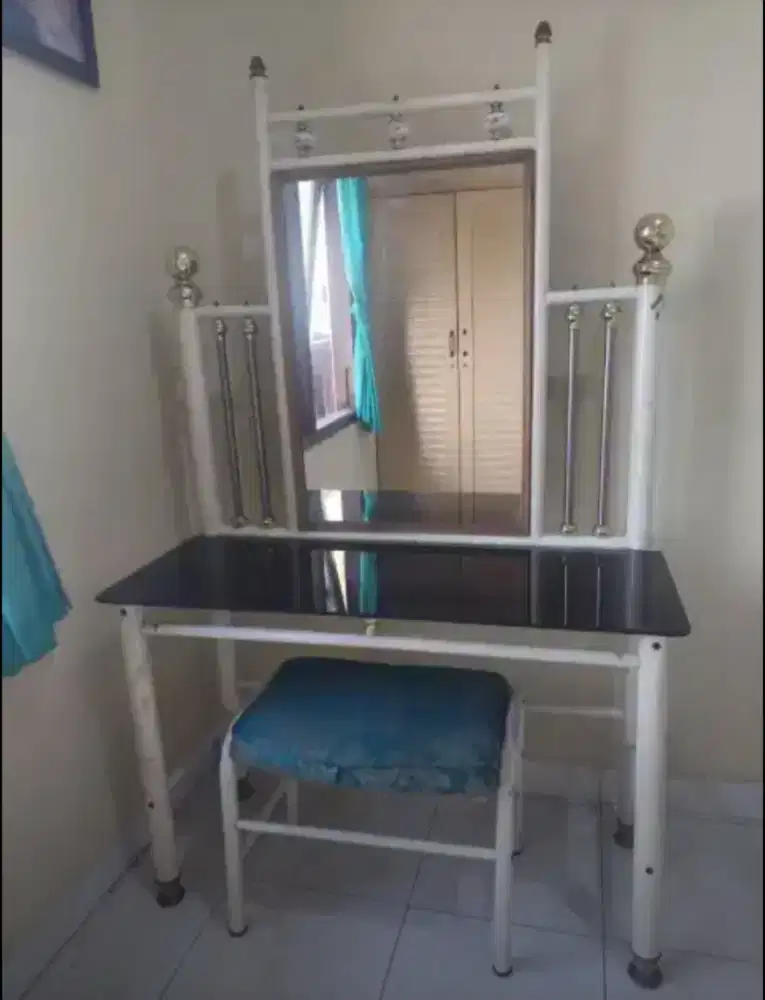 Meja dan kursi rias bahan besi.