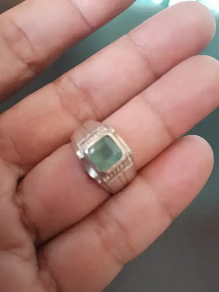 Batu Blue safir dan zamrud