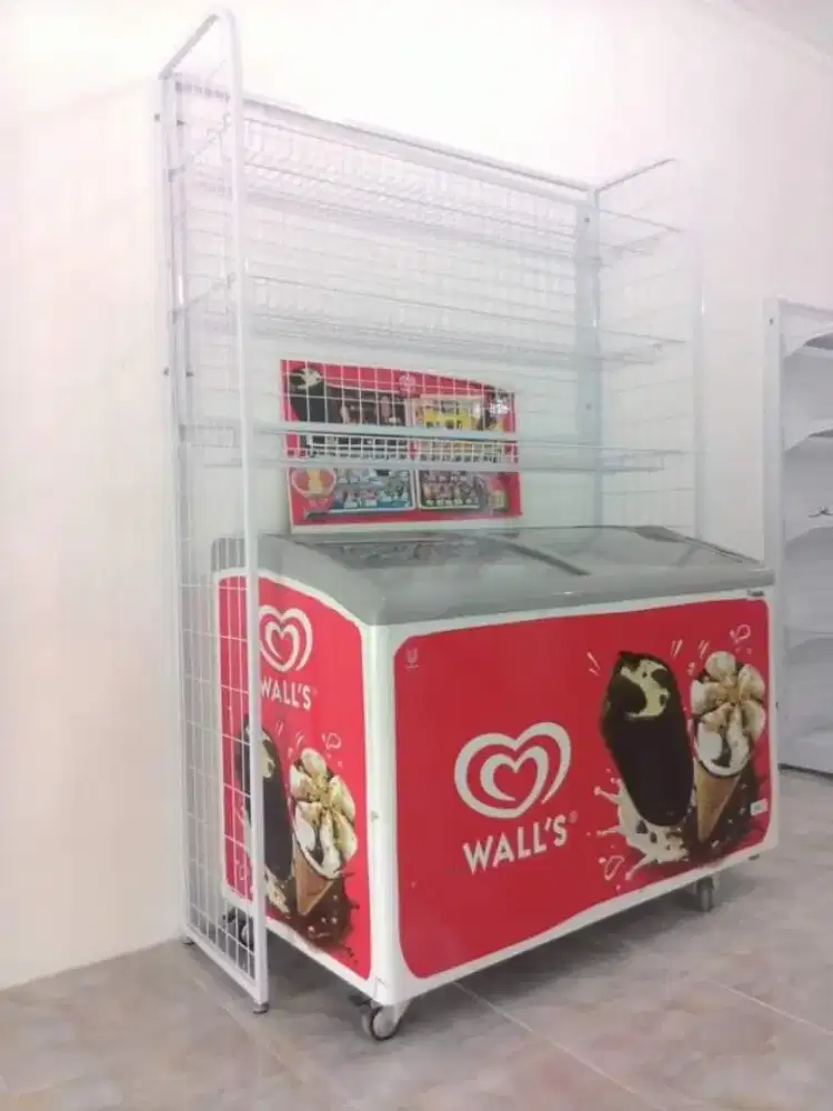 Rak di atas freezer