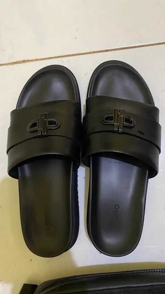 Tas dan sendal Pedro