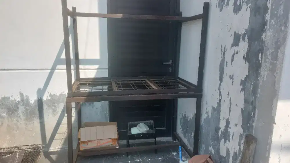 Meja besi laundry