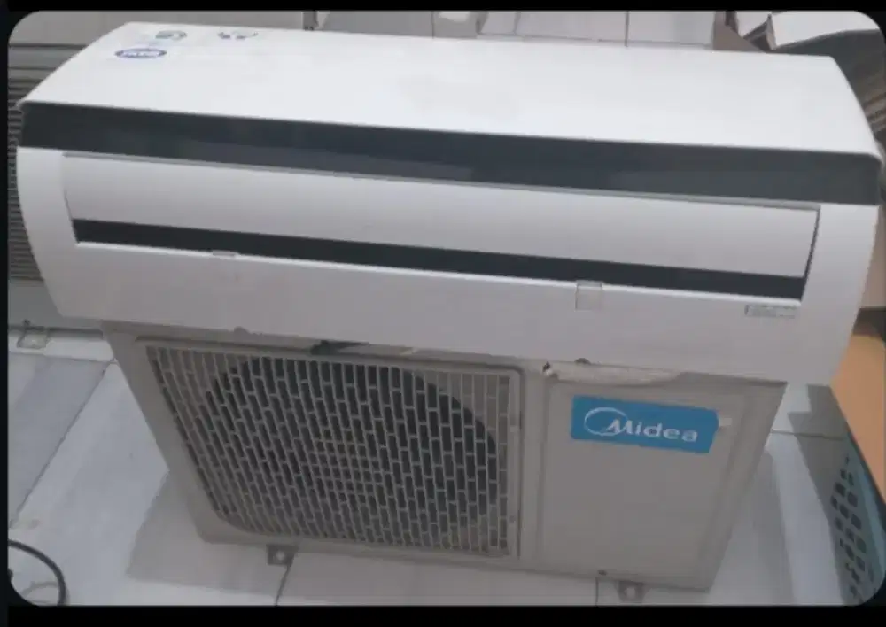 Jual ac midea  lowat 1/2pk 330watt kondisi 95% ori semua