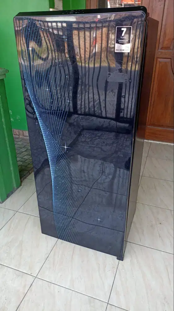 Kulkas 1 pintu bekas merk AQUA 180L ORI mulus